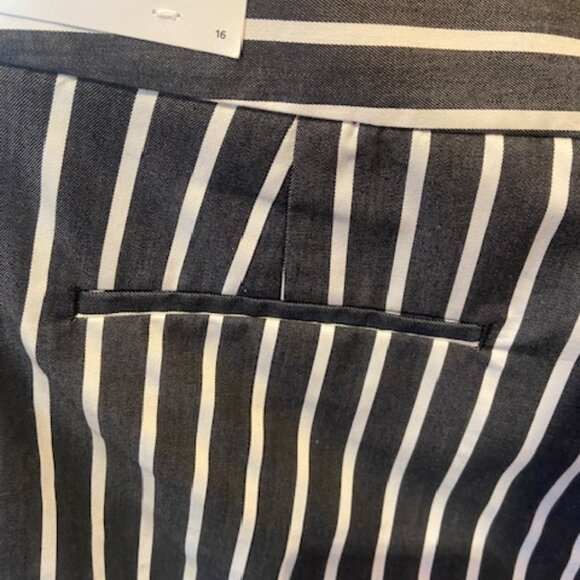 Ann Taylor NWT Black/White Striped Shorts Mid-Rise Size 16 - Picture 3 of 6